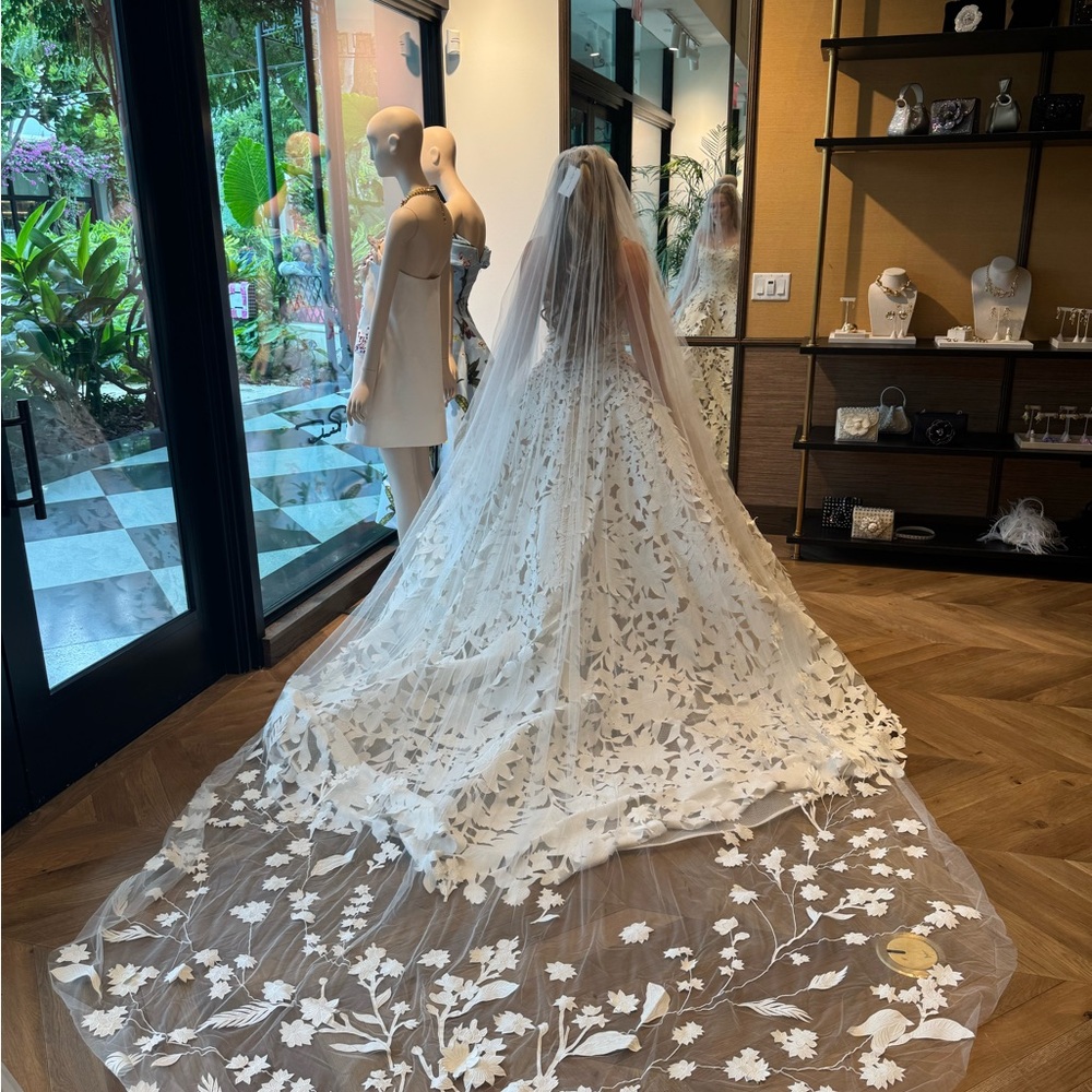 OSCAR DE LA RENTA VEIL